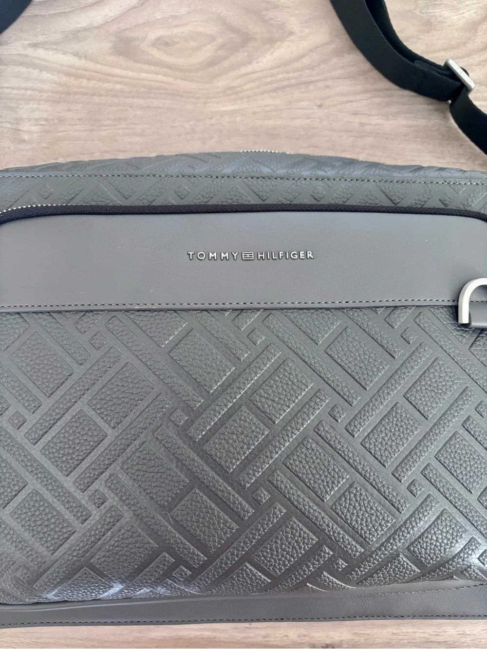 NWT! Tommy Hilfiger Dark Gray Men’s Flag Computer Bag